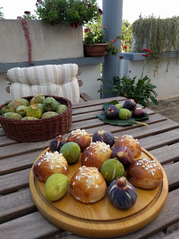 Brioches and figs